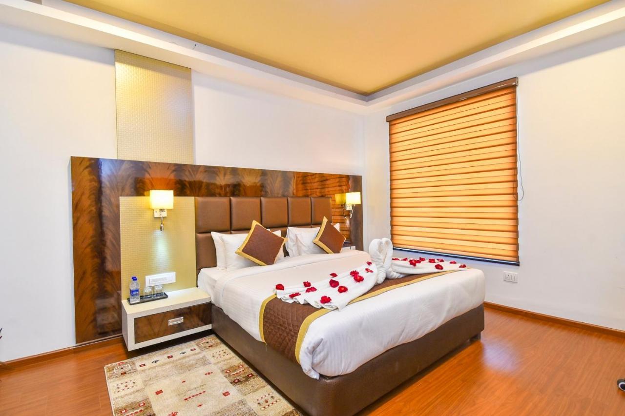 Suncity Plaza, Sitapura, Hotel